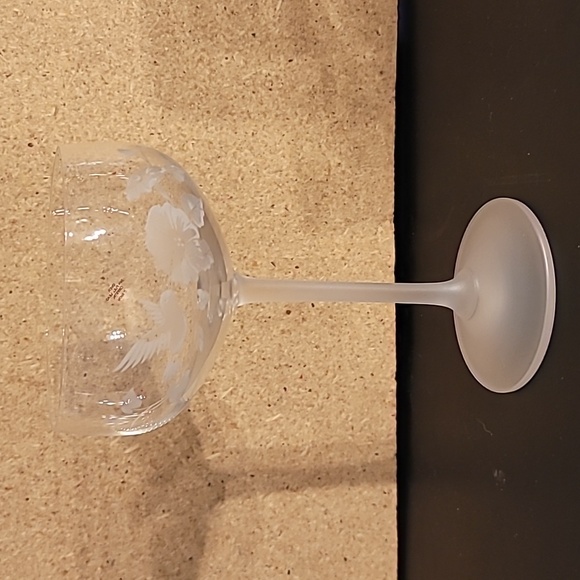 Etched Crystal Wine Glass - Picture 1 of 5